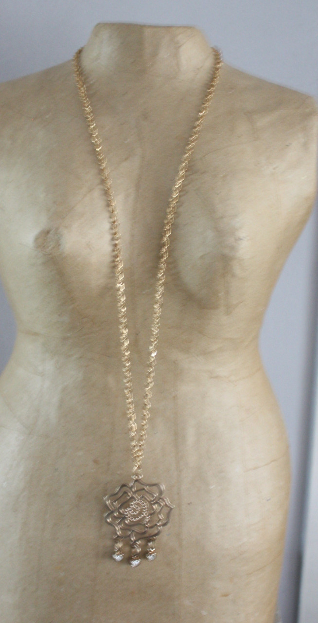 Goudkleurige ketting met rozne hanger met kraaltjes