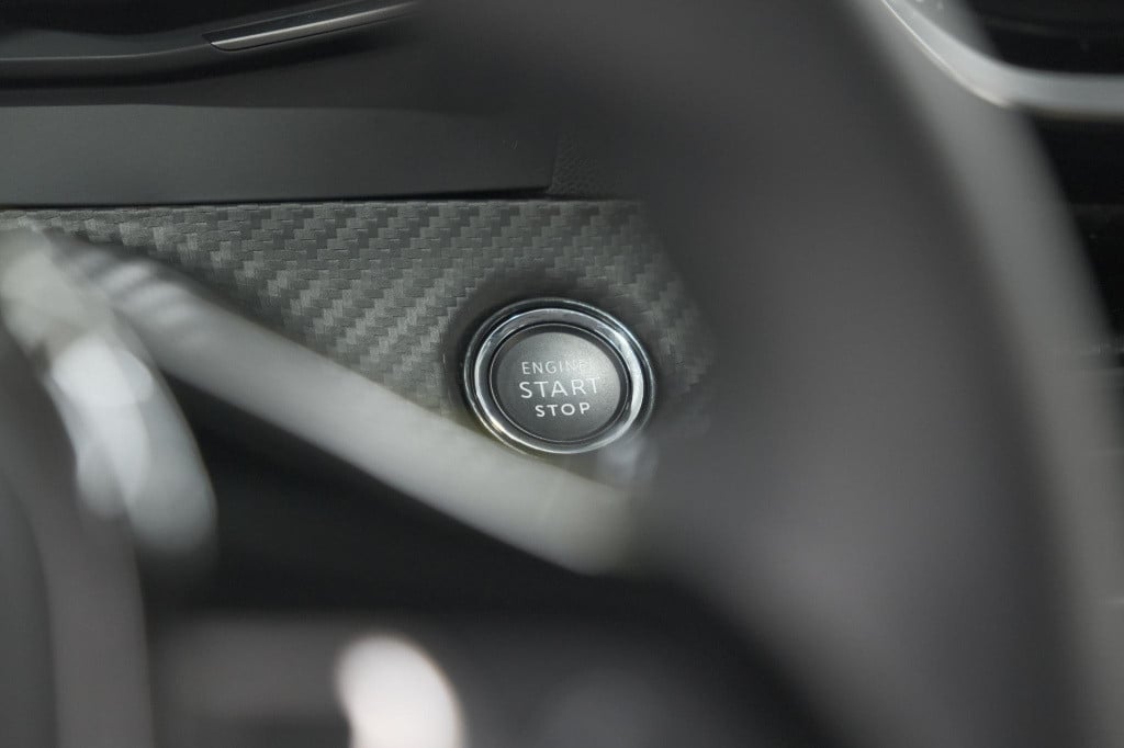 Peugeot 208 puretech 100 allure | parkeersensoren | apple carplay | climate