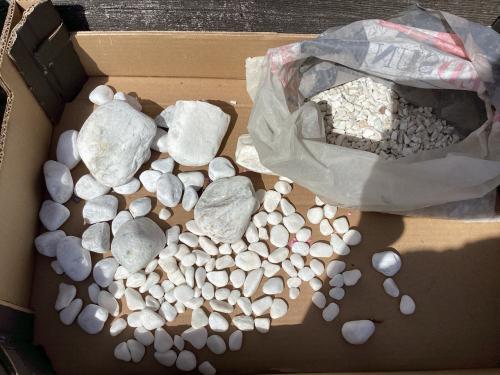 Witte steentjes groot en klein