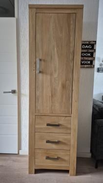 Smalle, hoge eiken kast