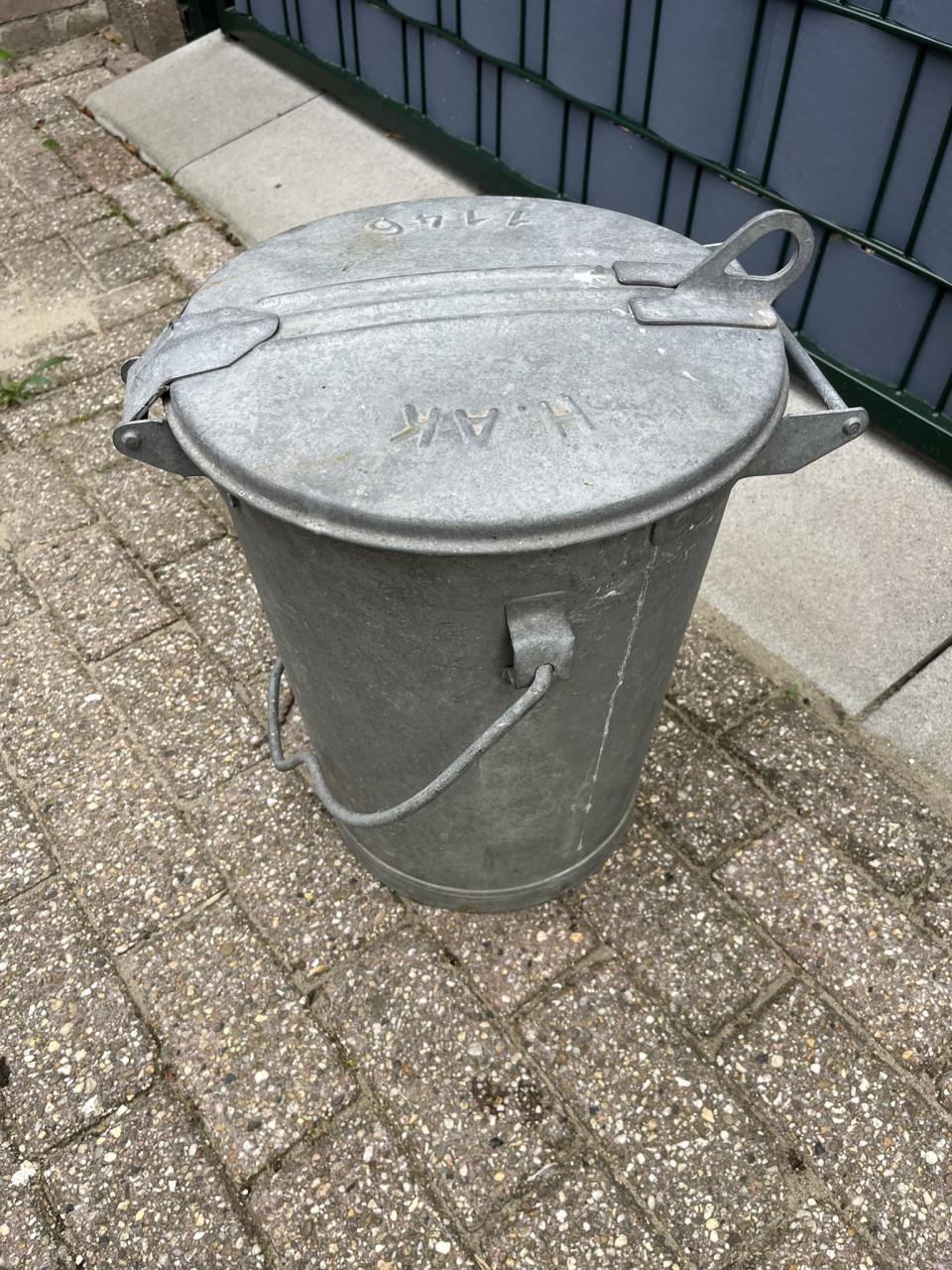 2 Vuilnisemmers staal verzinkt