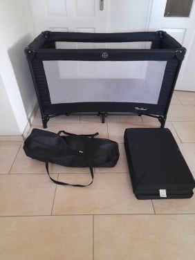 Camping bedje met matrasje en opbergtas ( in goede staat )
