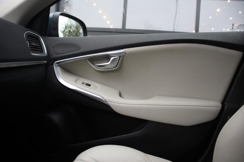 Volvo V40 1.5 t2 signature edition - leder - automaat - panoramadak - camer