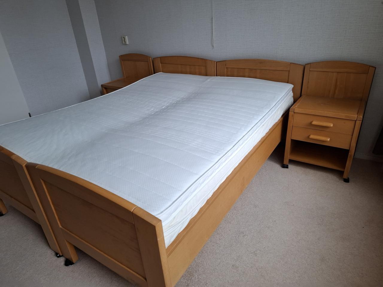 2 Bedden +lattenbodem + nachtkastjes..