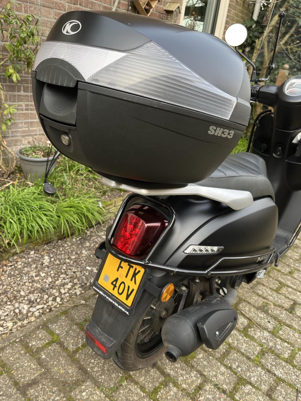 Scooter Kymco 4 takt (geel kenteken) Bijna nieuw. Veel opties.