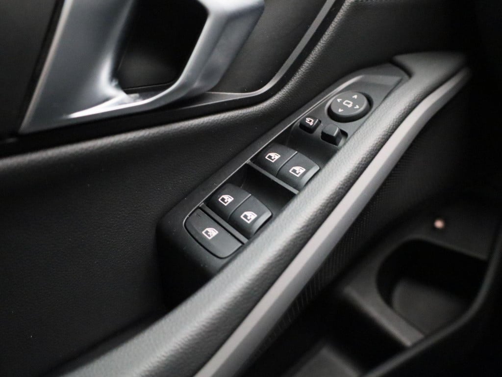 BMW 3-serie 330e | automaat | navigatie | half-leer | adaptive cruise contr