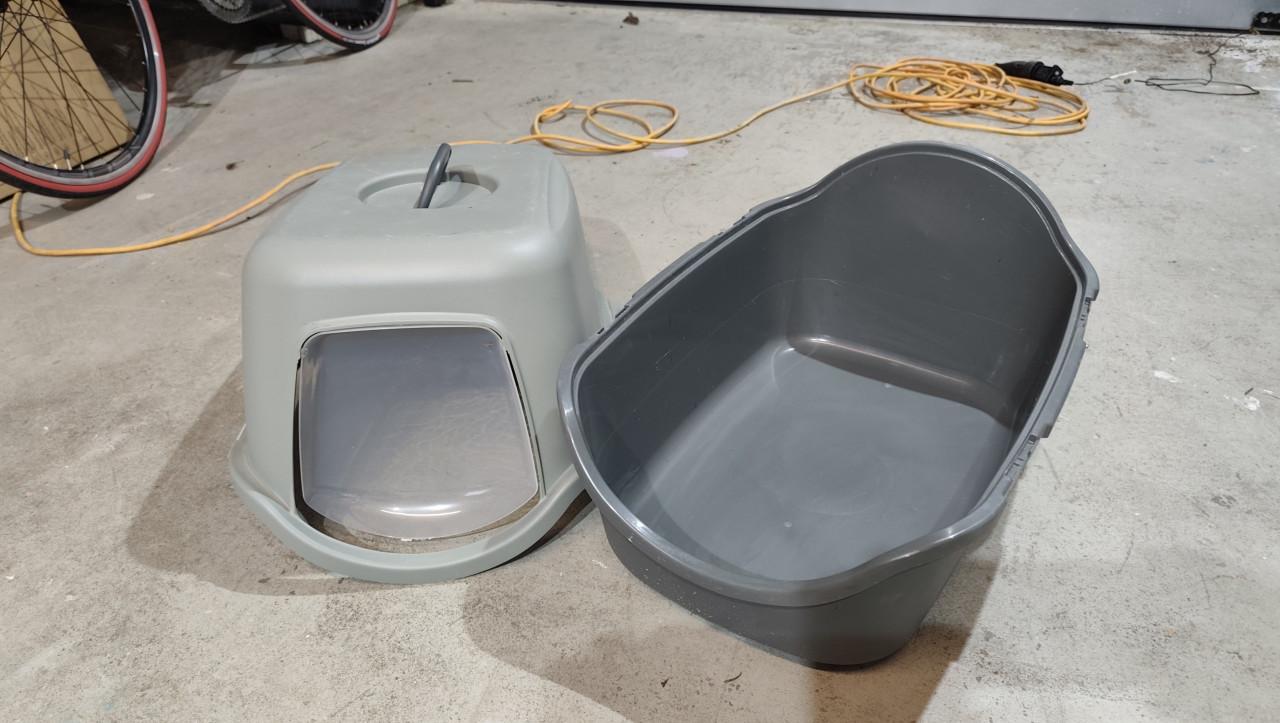 Dichte grote kattenbak, nette staat, t.e.a.b.