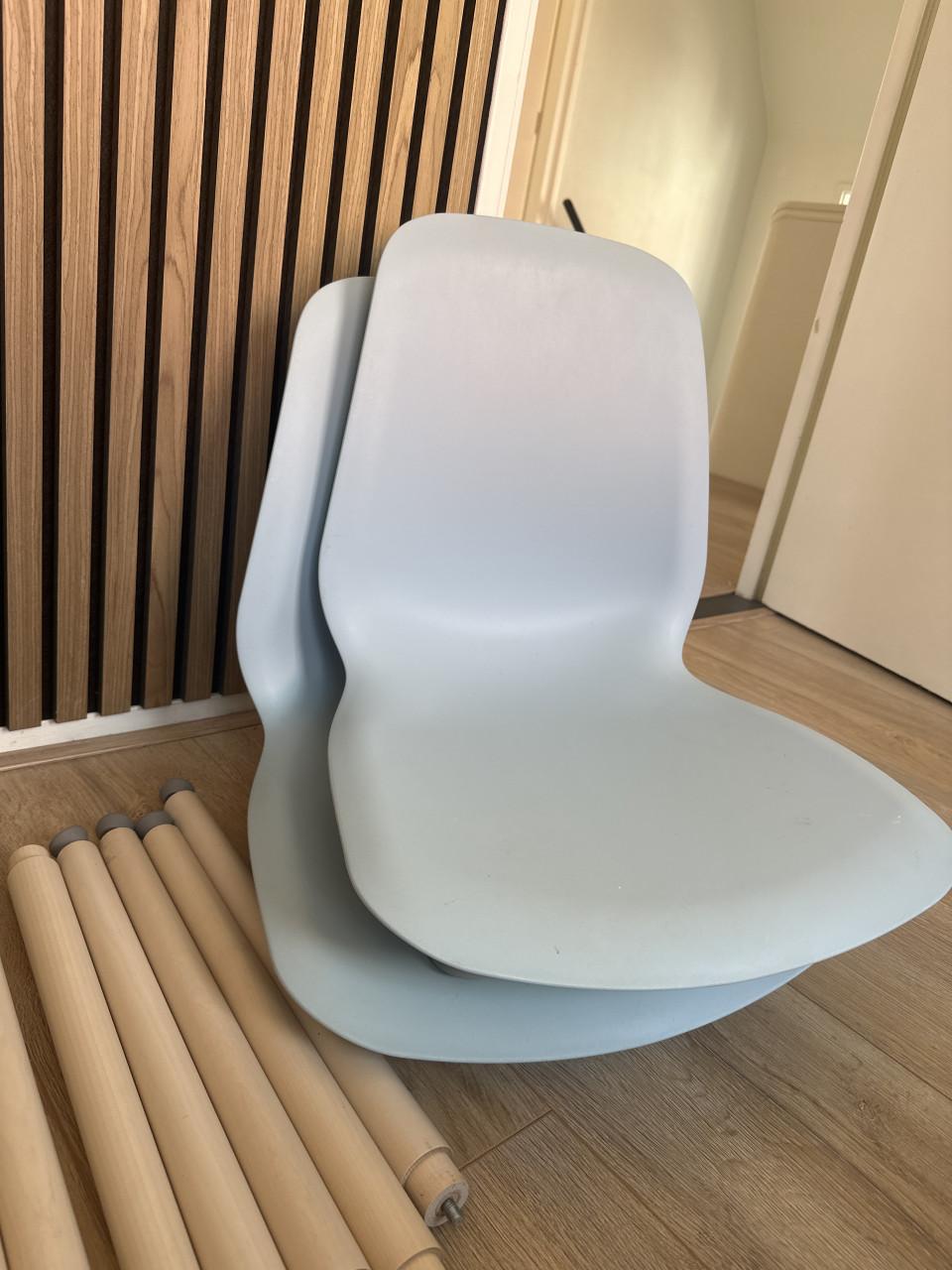 Leuke blauwe kunststof stoelem