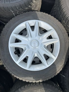 FORD STALEN VELGEN MET WIELDOPPEN 15INCH