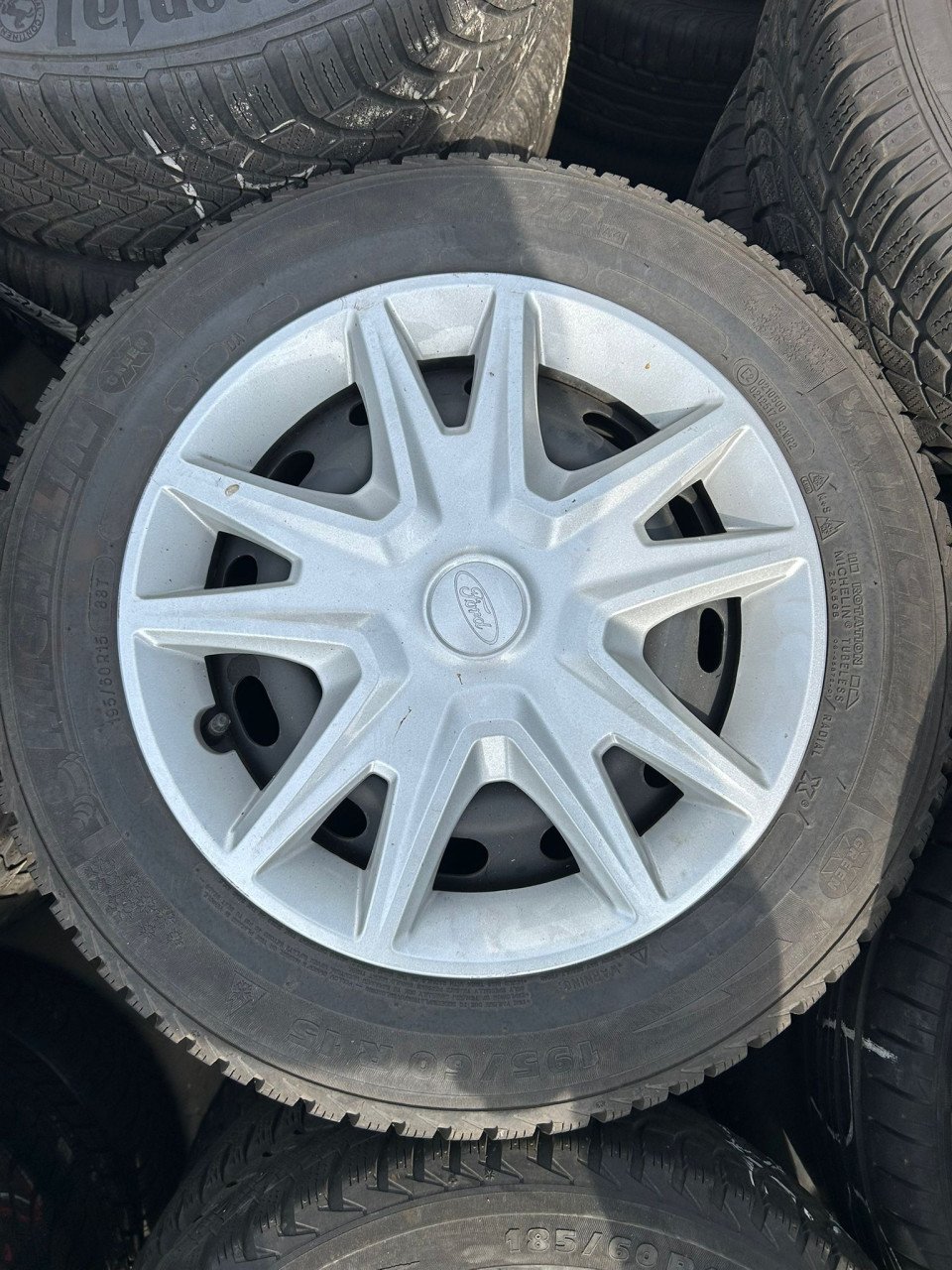 FORD STALEN VELGEN MET WIELDOPPEN 15INCH