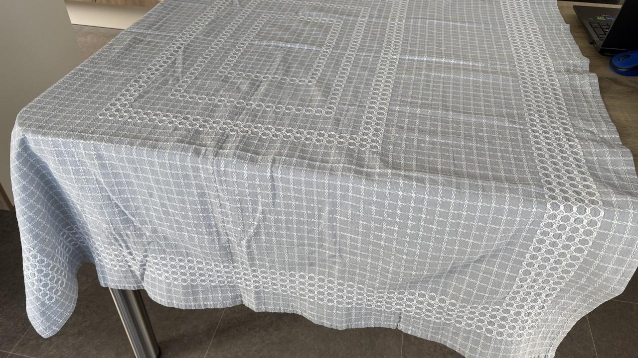 Tafelkleed grijs katoen, wit borduur 1,20x 1,62 cm. ZGAN. Handwerk
