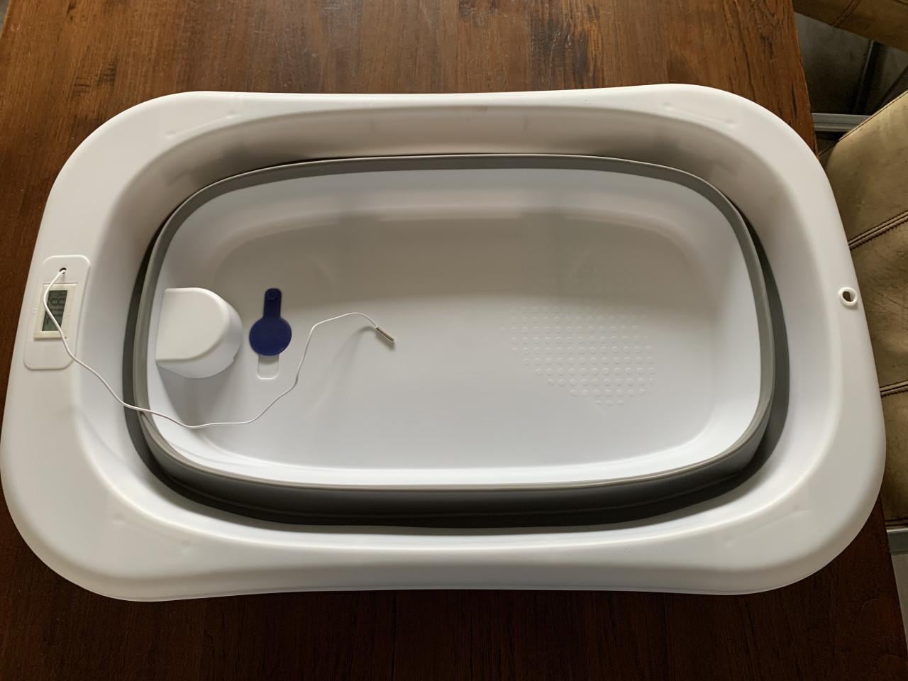 Opvouwbaar babybadje Het badje heeft een ingebouwde thermometer