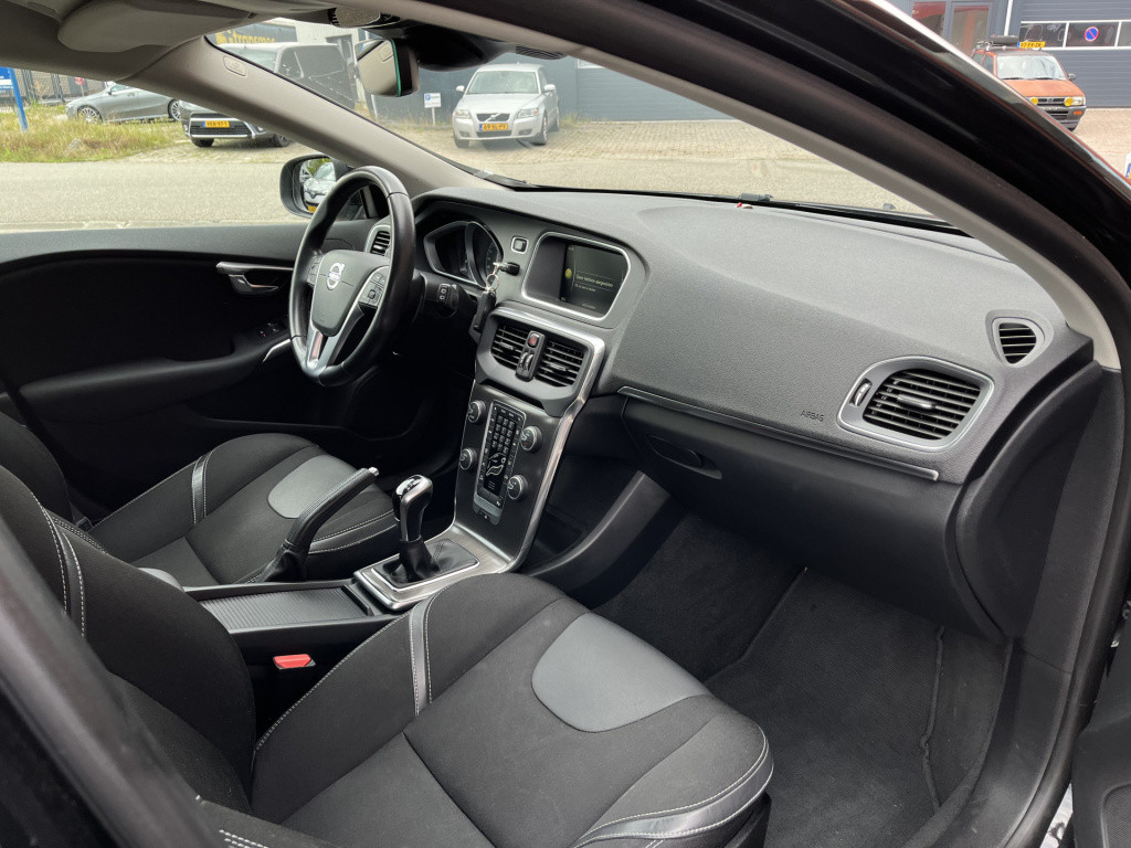 Volvo V40 2.0 t3 momentum | cruise | lmv 17'' | navi