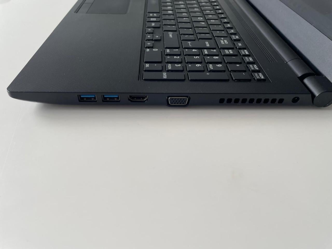 Toshiba 15.6 inch - met Windows 11, SSD, nieuwe accu & muis