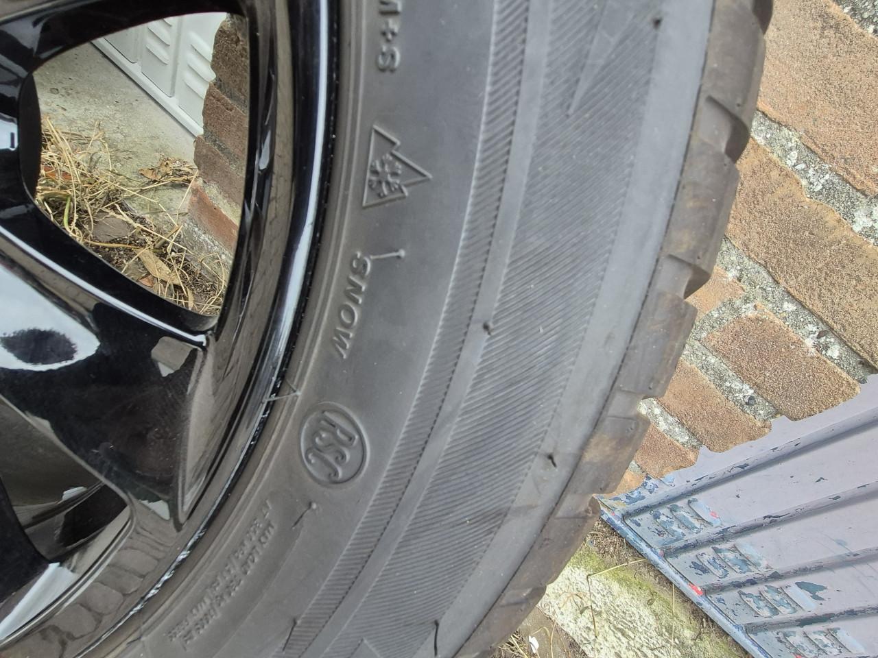 BMW winterbanden 225/55/R17met zwarte velgen