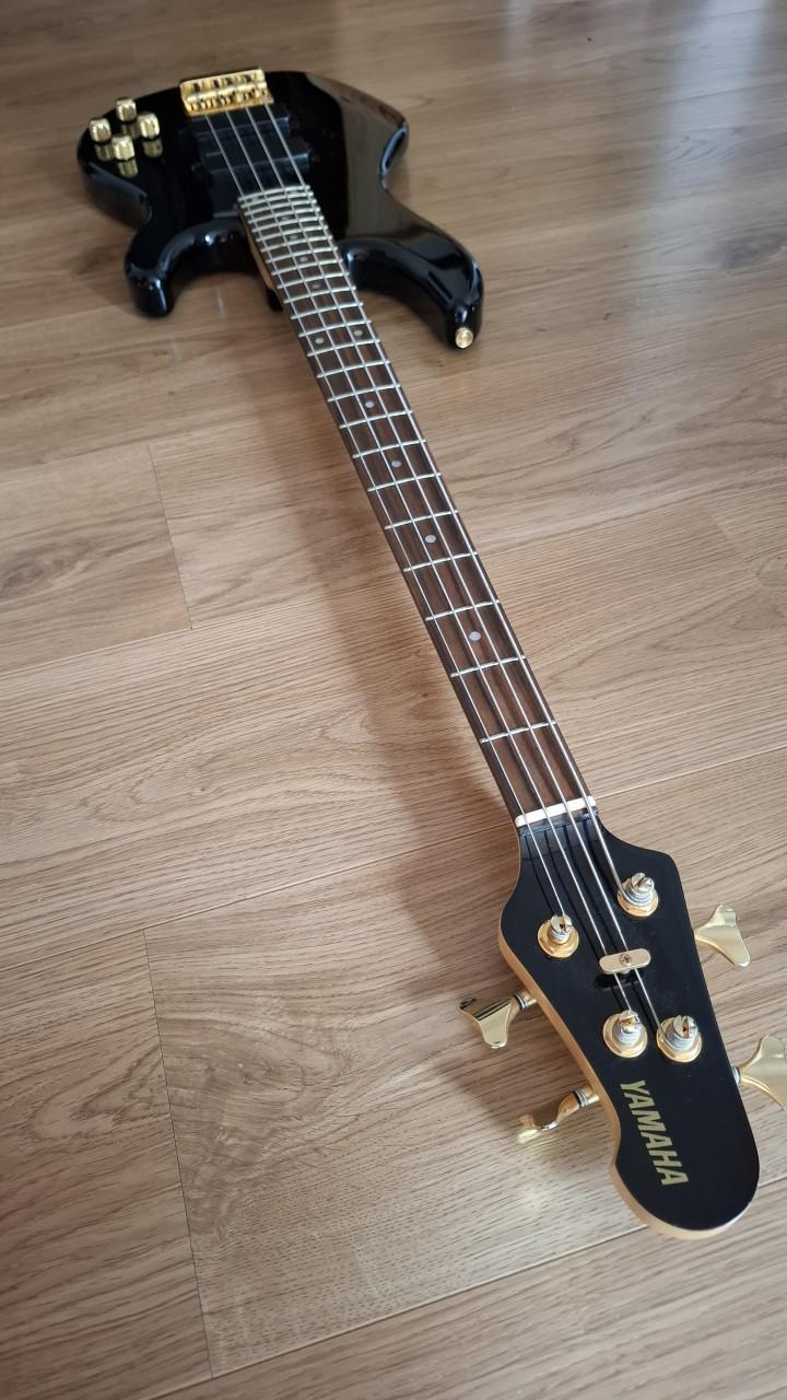 Yamaha basgitaar. Als nieuw, met tas