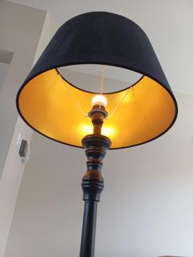 Zwarte staande vloerlamp