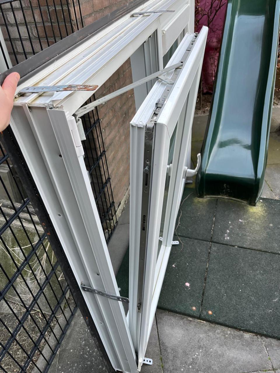 Kunststof kozijn met draai-kiepraam + ventilatierooster (dubbel glas)