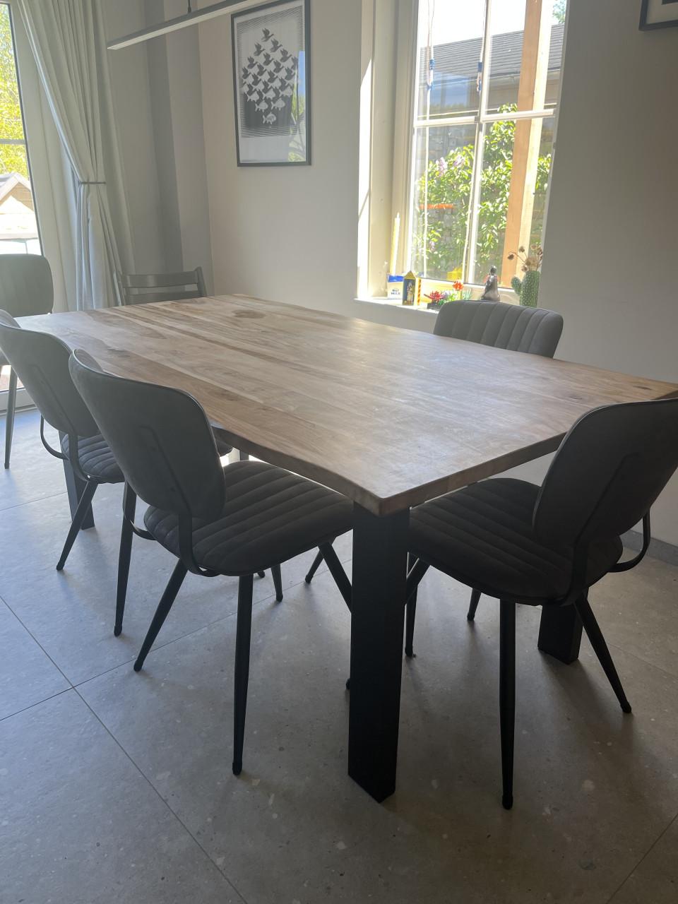 Acacia houten tafel van 190cm met een organische rand