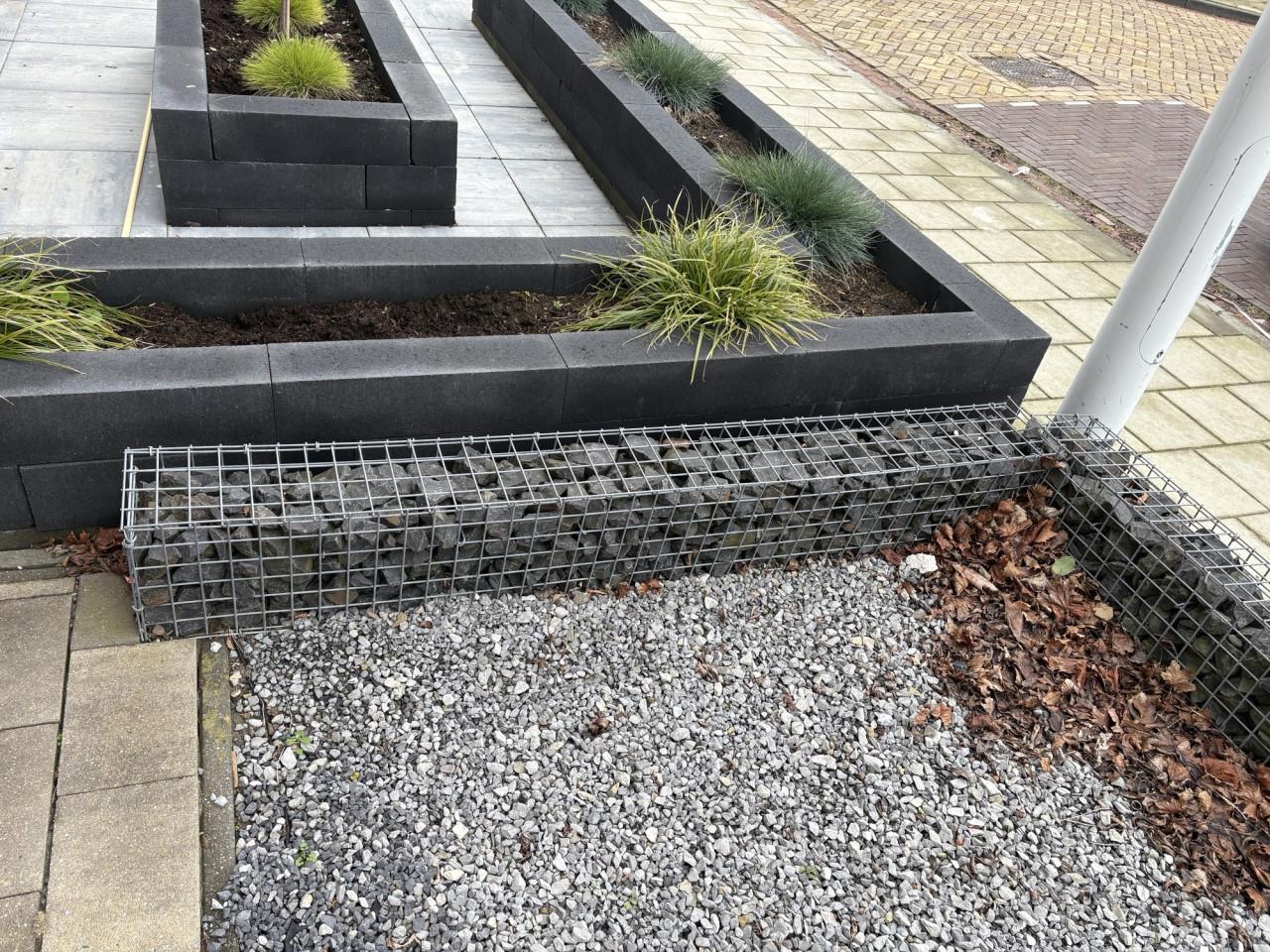 Schanskorfjes gevuld met stenen - nette staat - zie foto's