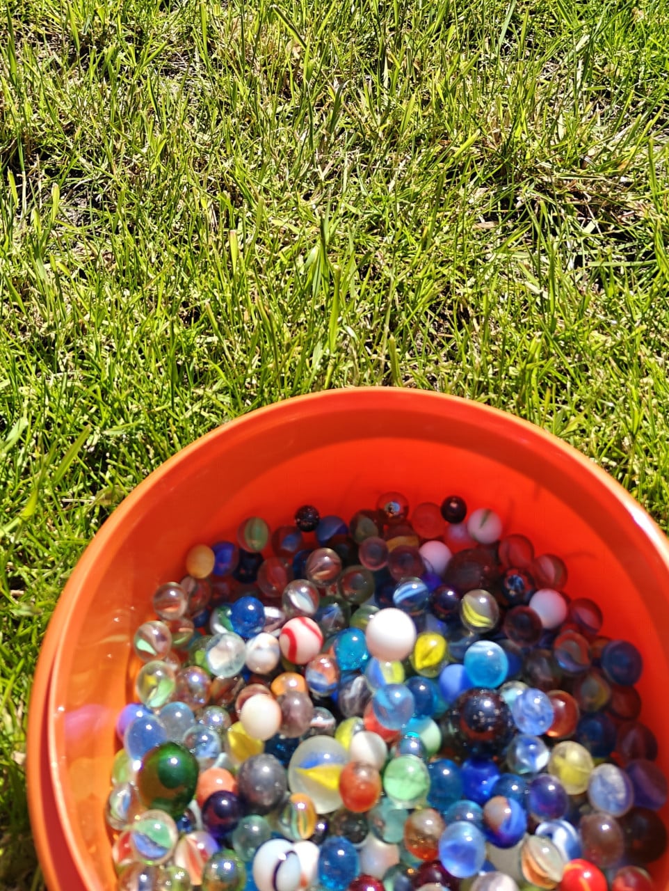 Een bak vol met knikkers.