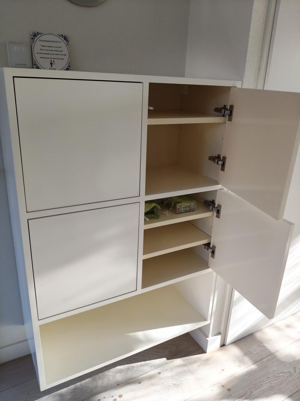 Twee mooie hangkasten wit