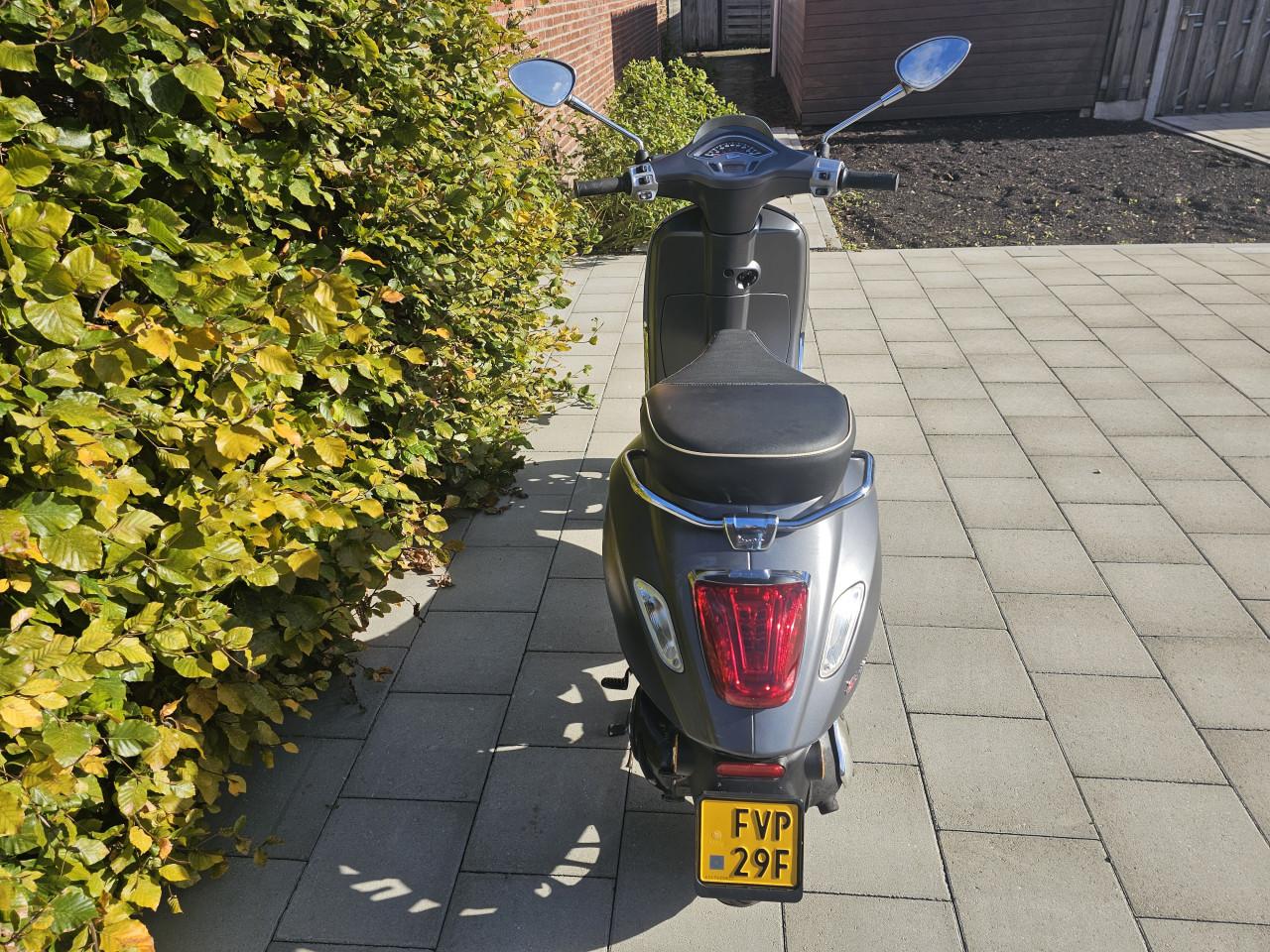 Zeldzame Vespa Sprint 2takt bj 2017 met maar 11000 km