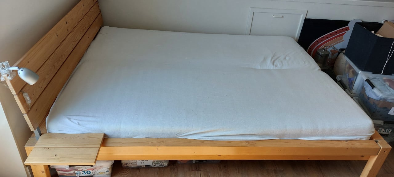 Houten bed met hoofbord