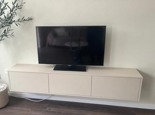 Hardhout TV Meubel - 3 soft-close deuren - Push-to-Open Kliksysteem