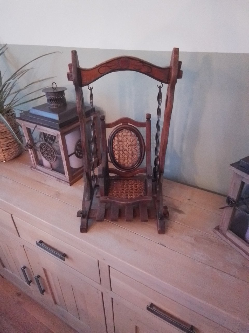 Vintage poppen schommelbank