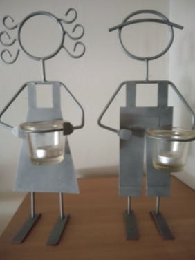 2 metalen kandelaars jongen meisje voor waxinelichtjes