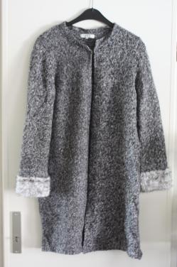 Grijs tinten vest met fluffy mouwen maat s