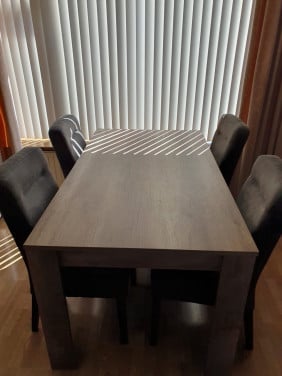 Eetkamertafel en stoelen