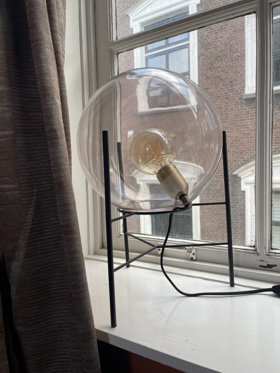 Ophalen! Industriële lamp op driepoot.