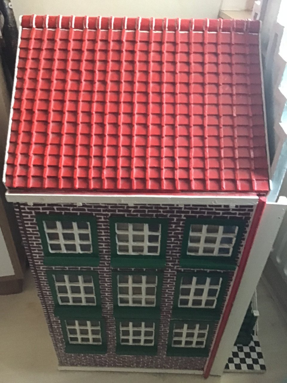 Houten poppenhuis met inhoud