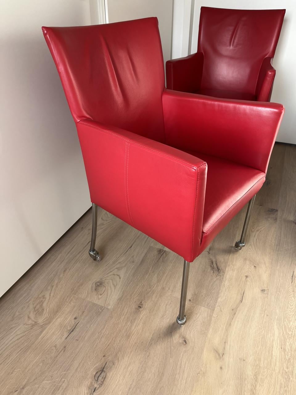 Twee Creafort fauteuils rood leder