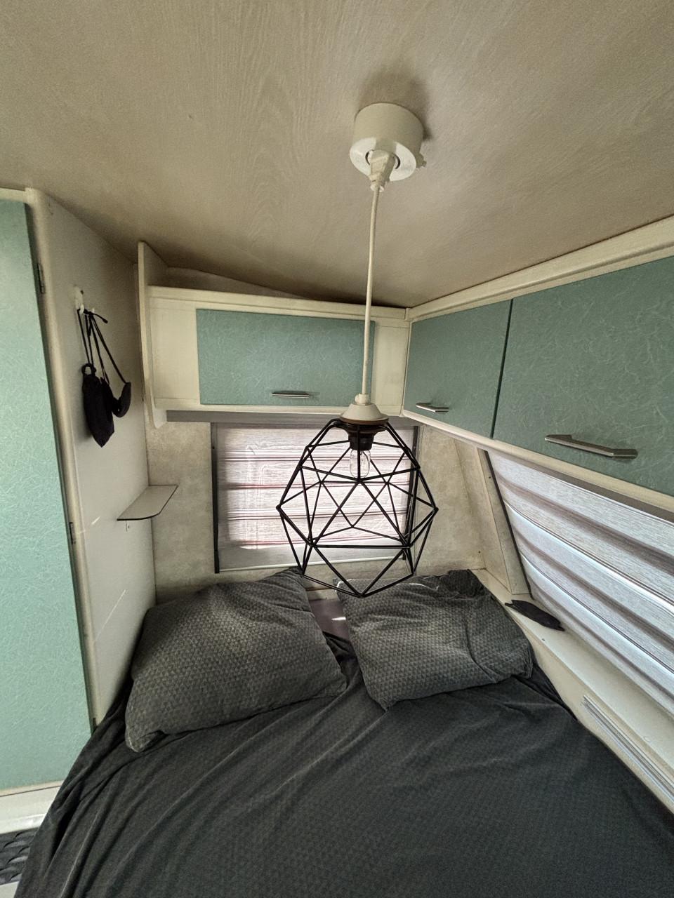 Lichtgewicht caravan, stapelbed, luifel en voortent