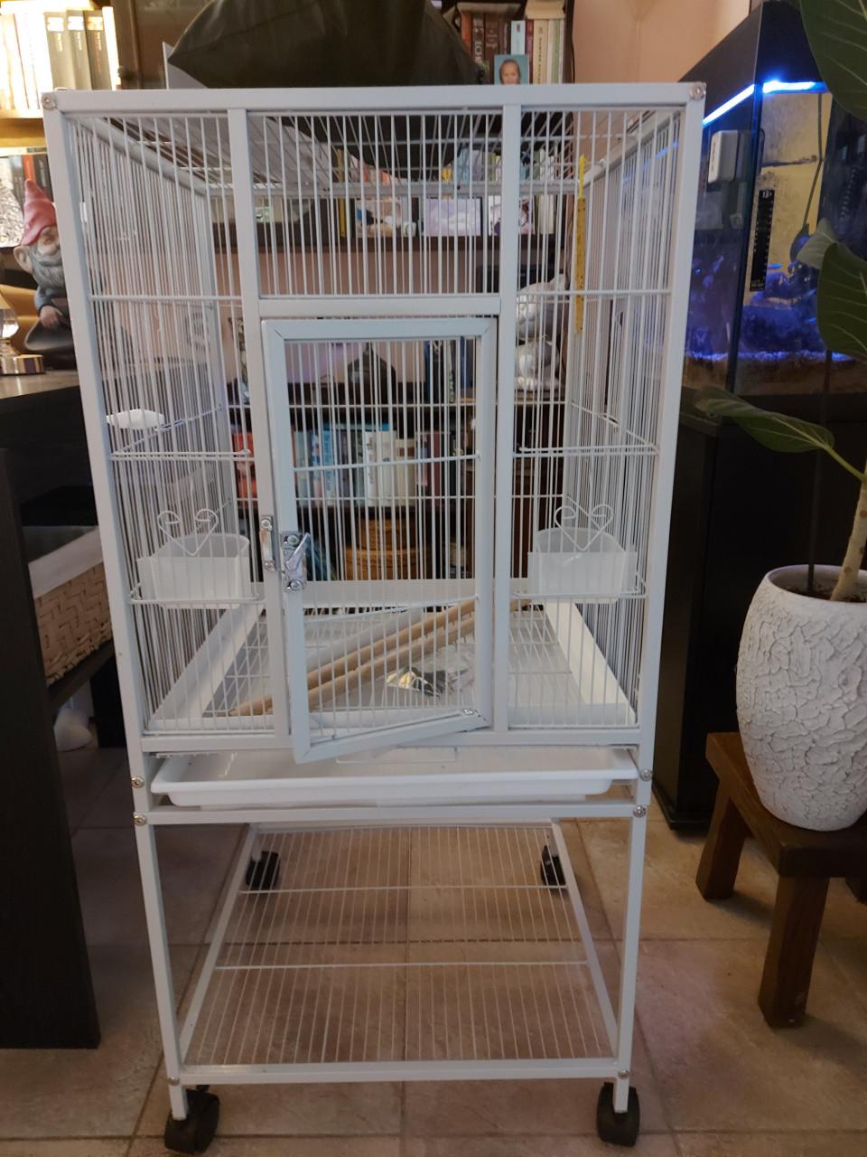 Mooie stevige verrijdbare vogelkooi