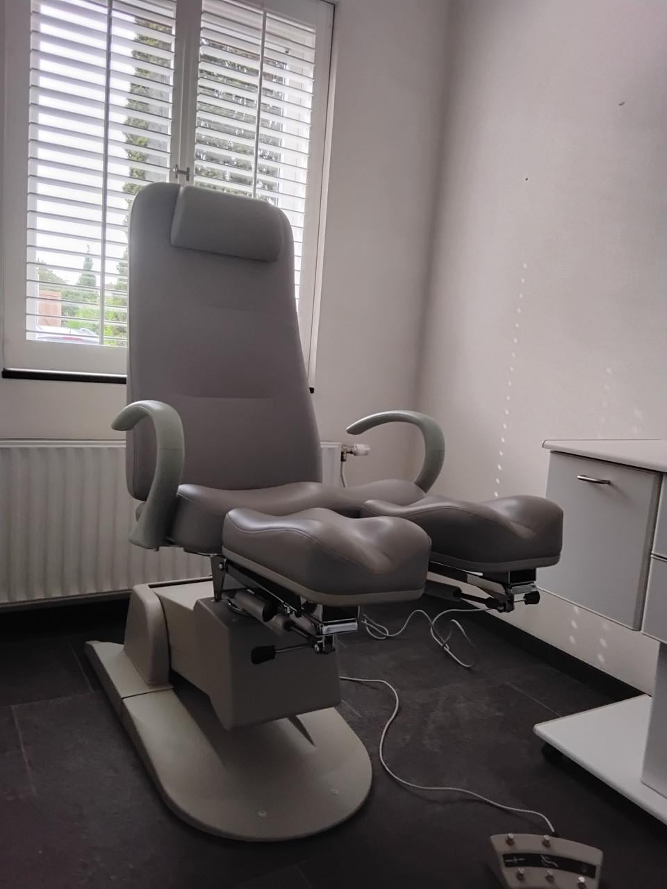 PEDICUURBEHANDELSTOEL, WERKSTOEL EN PEDICUURMEUBEL