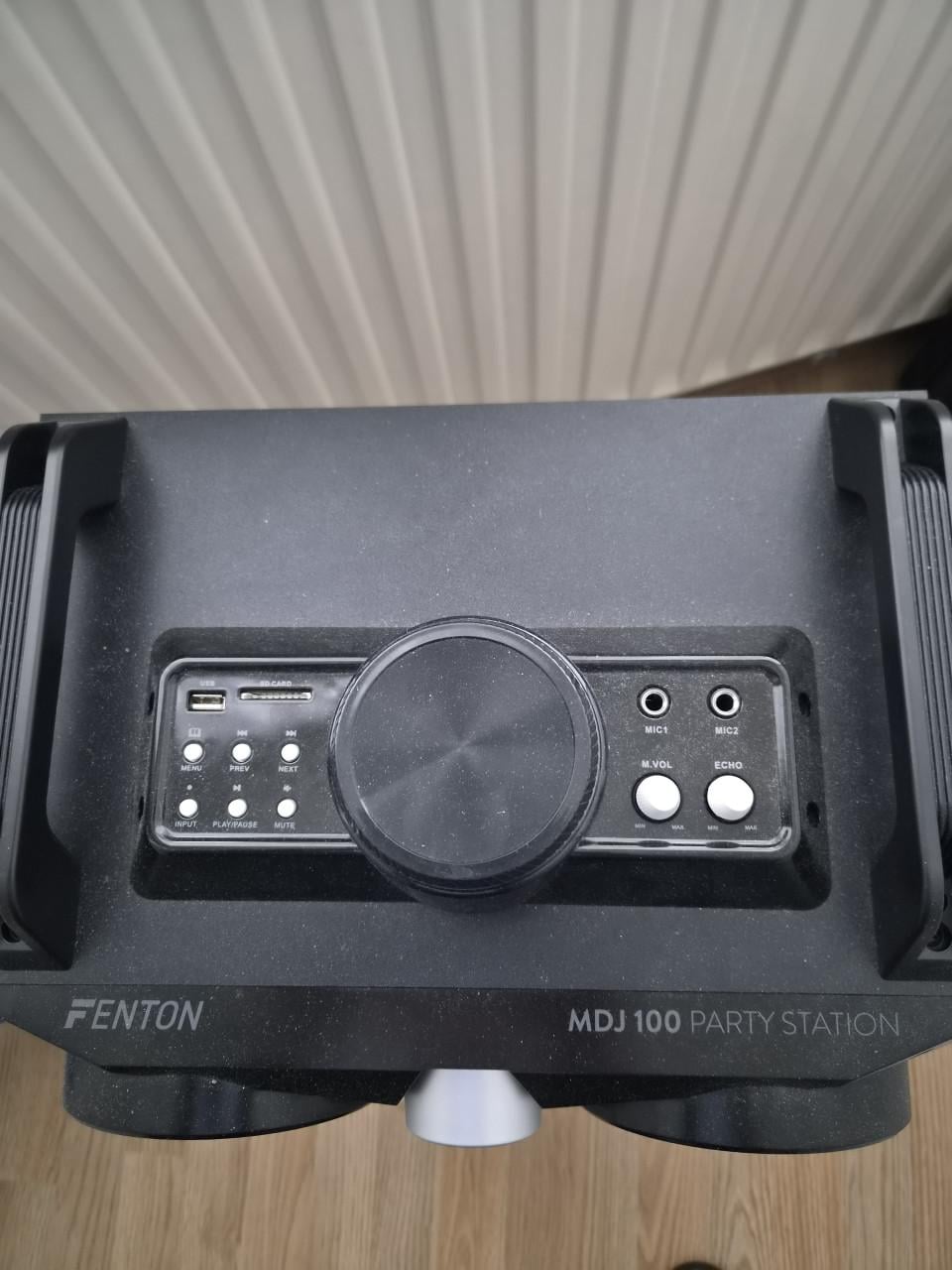 2 speakersets + 2 losse speakers.