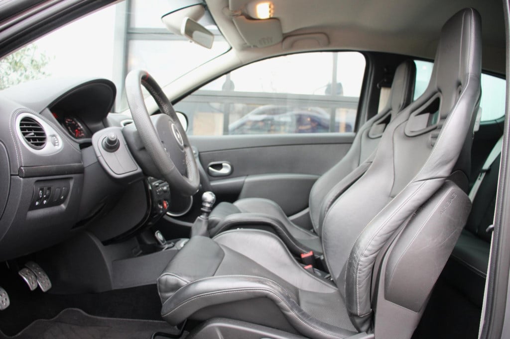 Renault Clio 2.0 rs - ange et demon 99/99 - akrapovic - recaro - shortshift