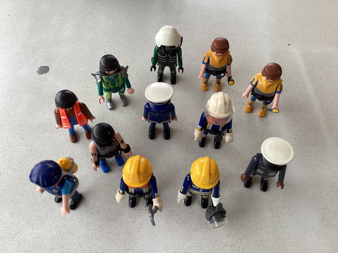 12 Verschillende Playmobil poppetjes.