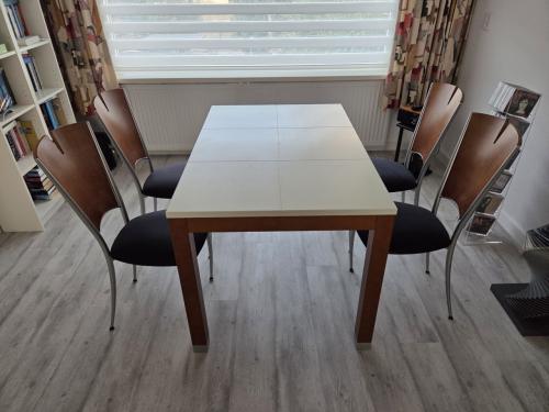 Eettafel met vier stoelen