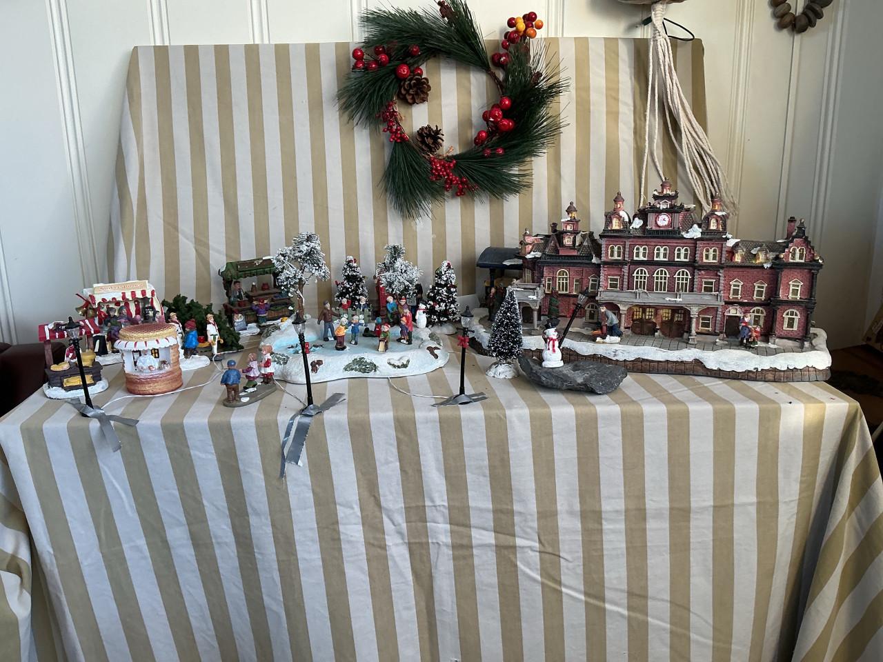 Miniatuur huisjes en sneeuwpret tableau en spoorwegstation