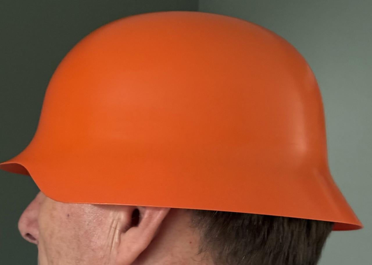 WK Voetbal !! Duitse oranje plastic helm bekend biermerk