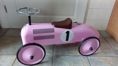 Roze retro loopauto