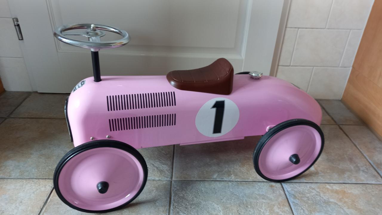Roze retro loopauto
