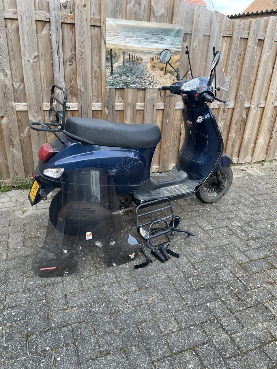 Riva Scooter geel kenteken met gebruikers sporen