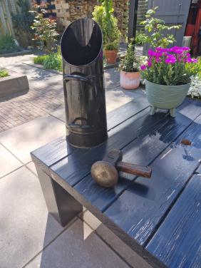 Oude kolenkit en antieke Hamer