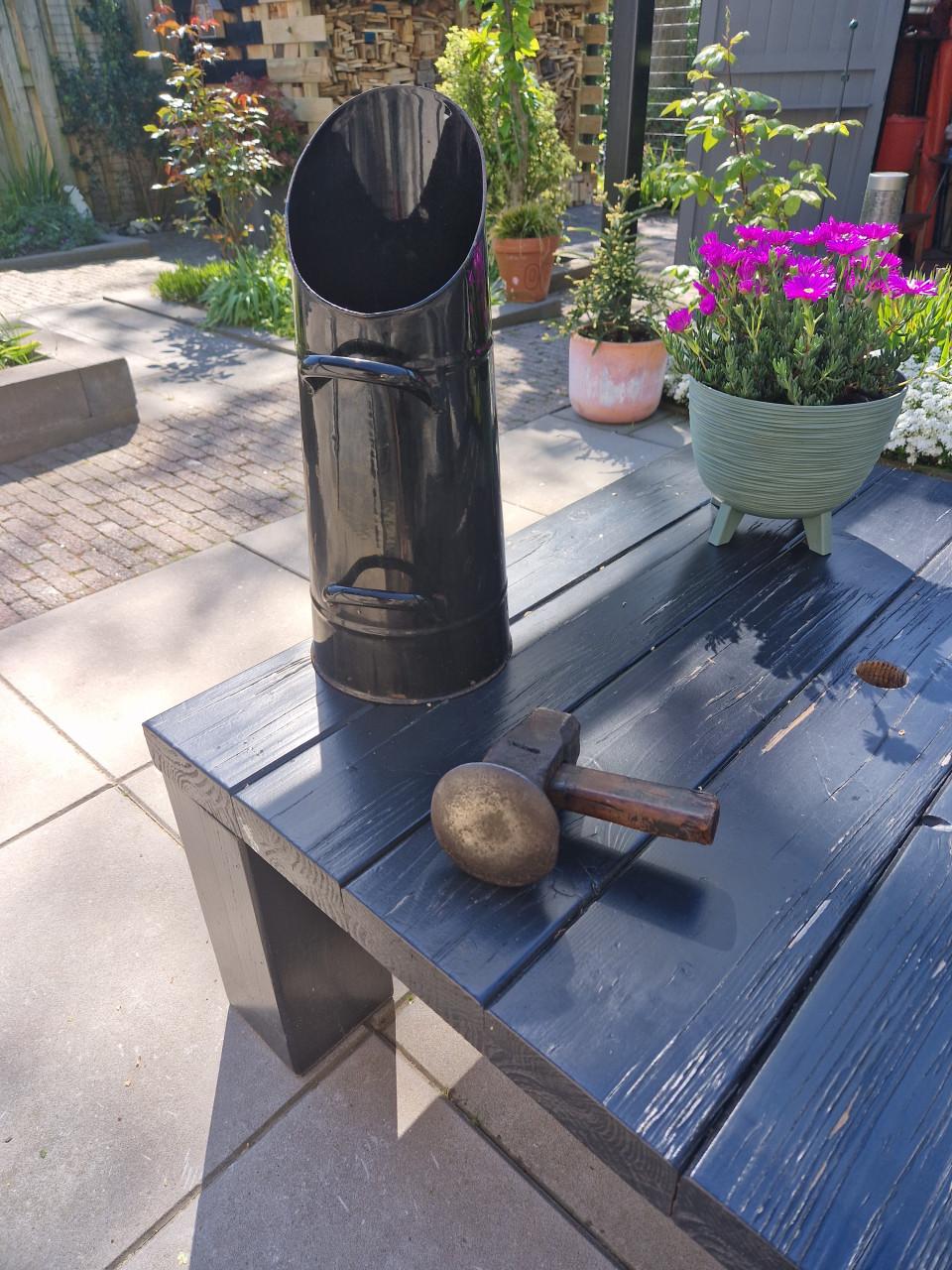 Oude kolenkit en antieke Hamer